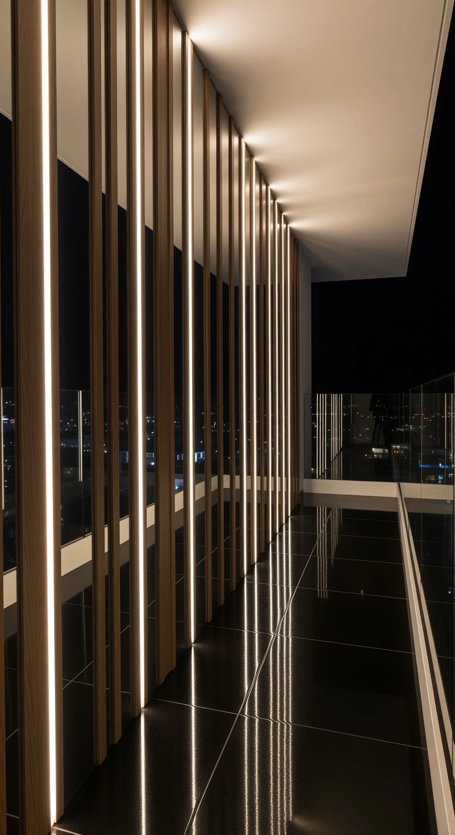 Balcone moderno con listelli di legno verticali e strisce LED integrate, pavimento nero lucido.