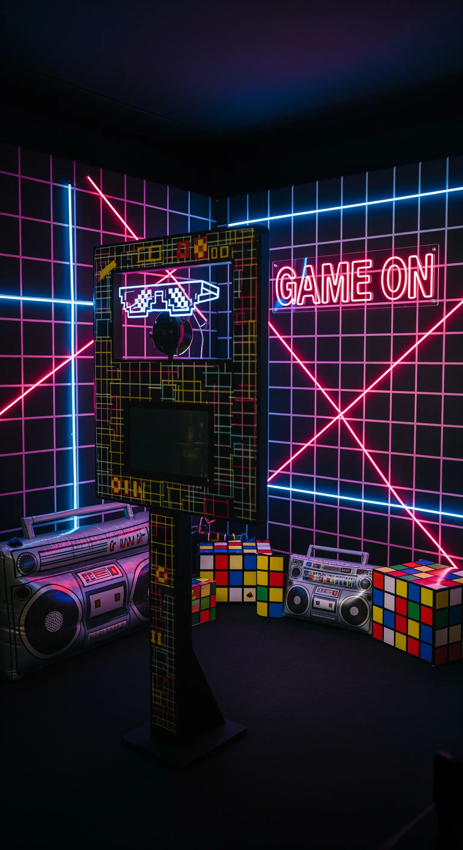 Photo booth a tema anni '80 con luci al neon, griglia geometrica e accessori retro come boombox.