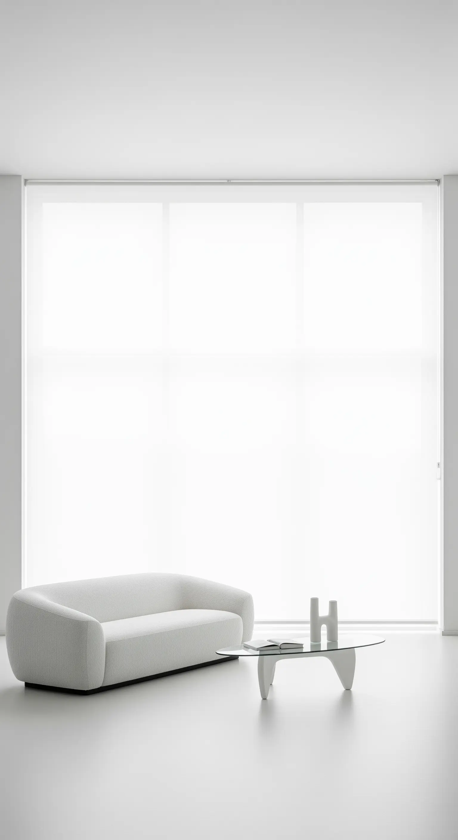 Divano bianco curvo in una stanza minimalista con una grande finestra coperta da una tenda a rullo.