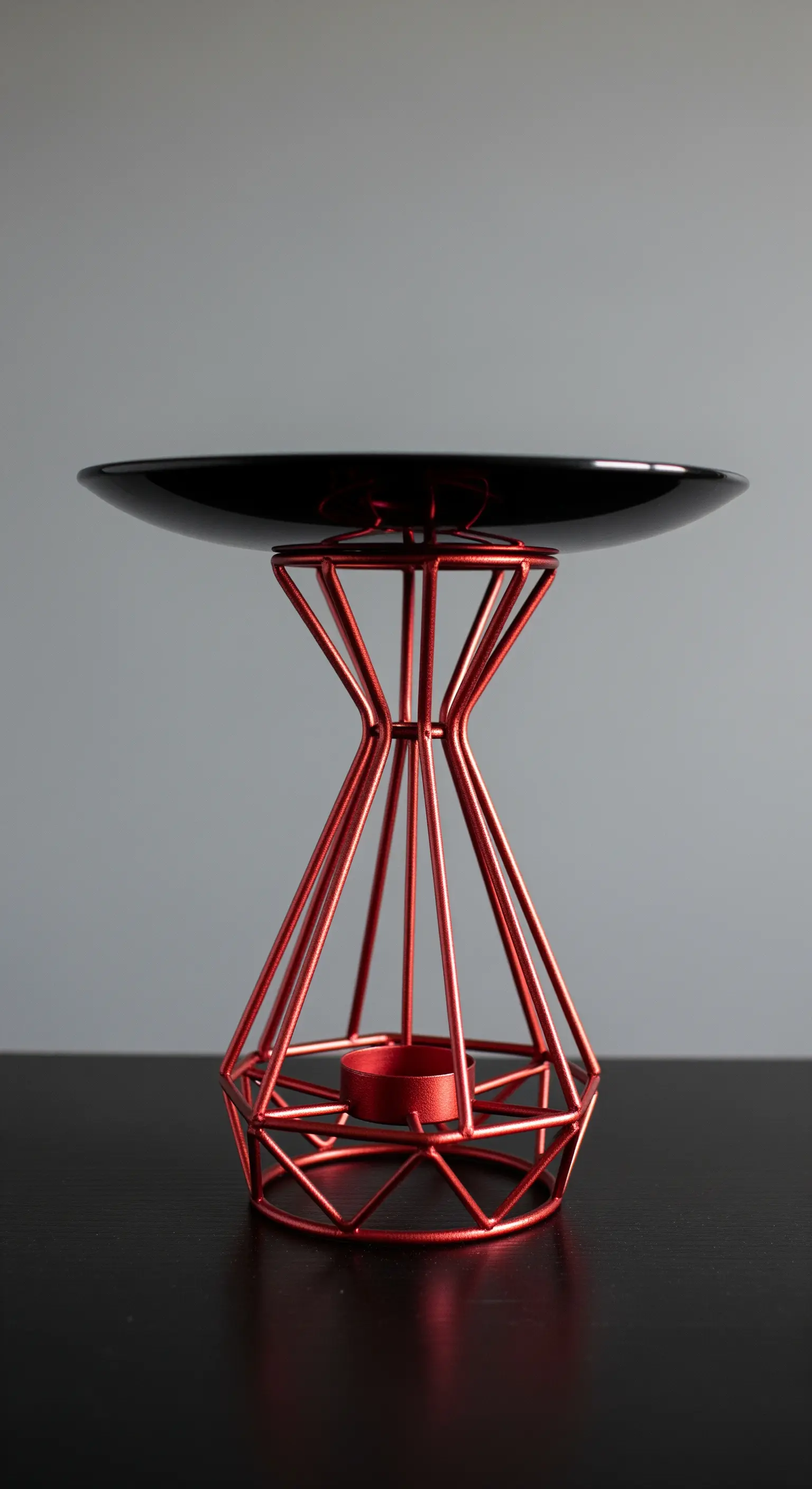 Alzata con base geometrica in filo metallico rosso e piatto fondo nero lucido