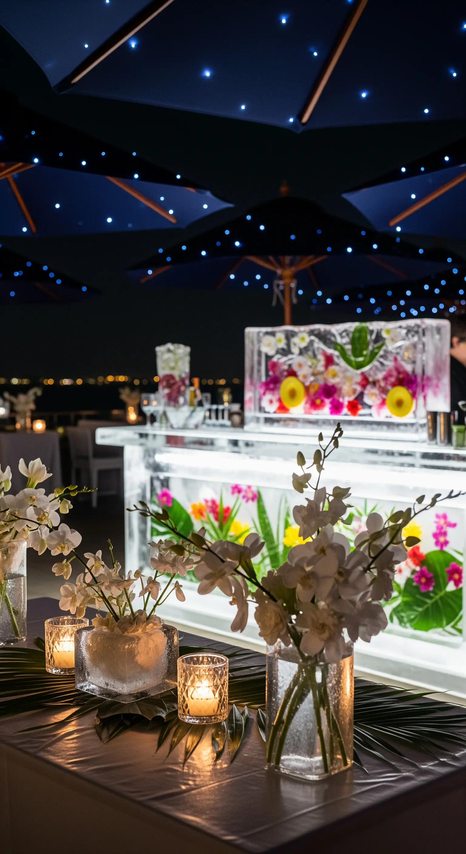 Cocktail bar di ghiaccio retroilluminato con fiori colorati congelati all'interno
