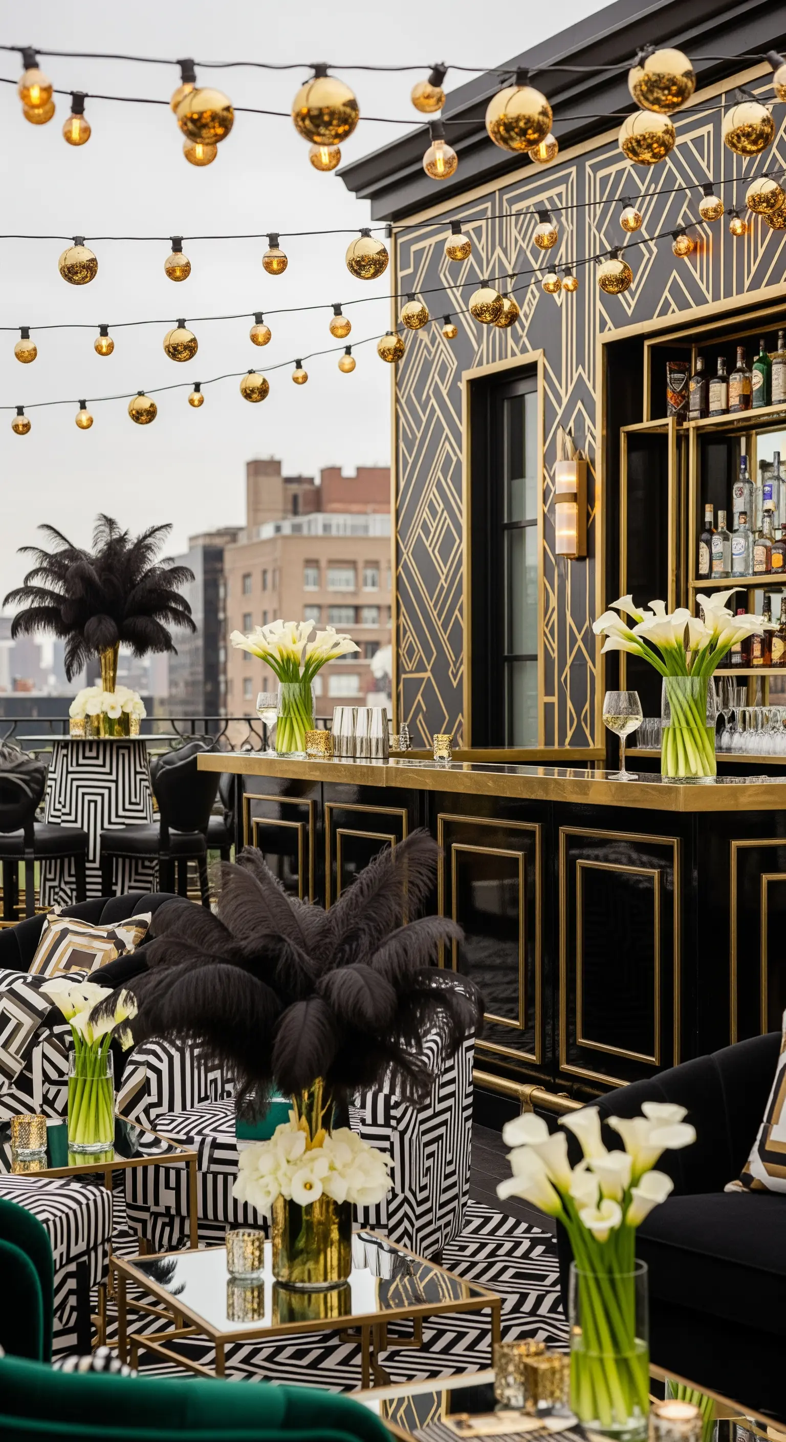 Party a tema Art Déco con bar nero e oro, piume di struzzo e motivi geometrici.