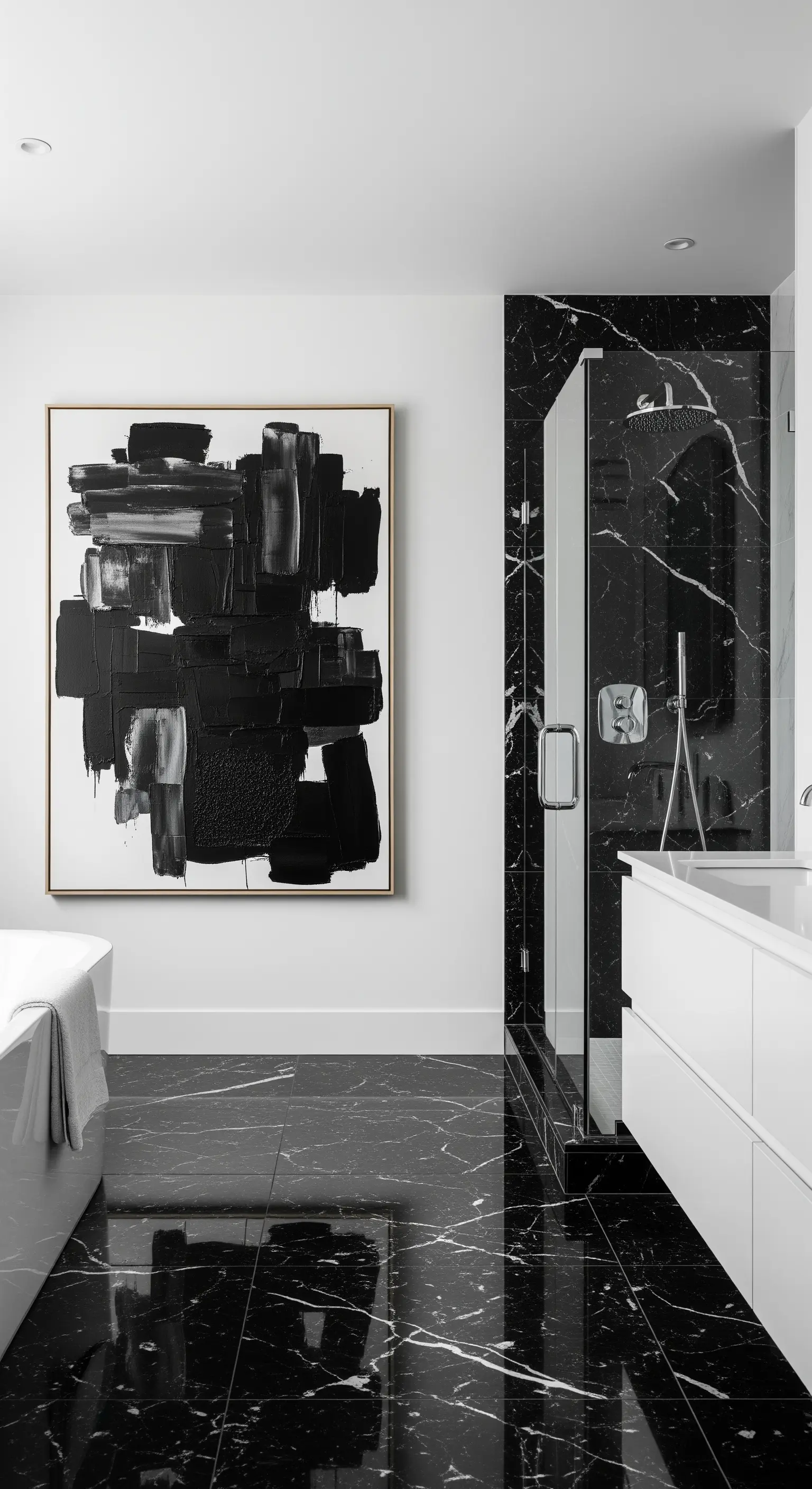 Bagno di lusso in marmo nero con un audace quadro astratto in bianco e nero.