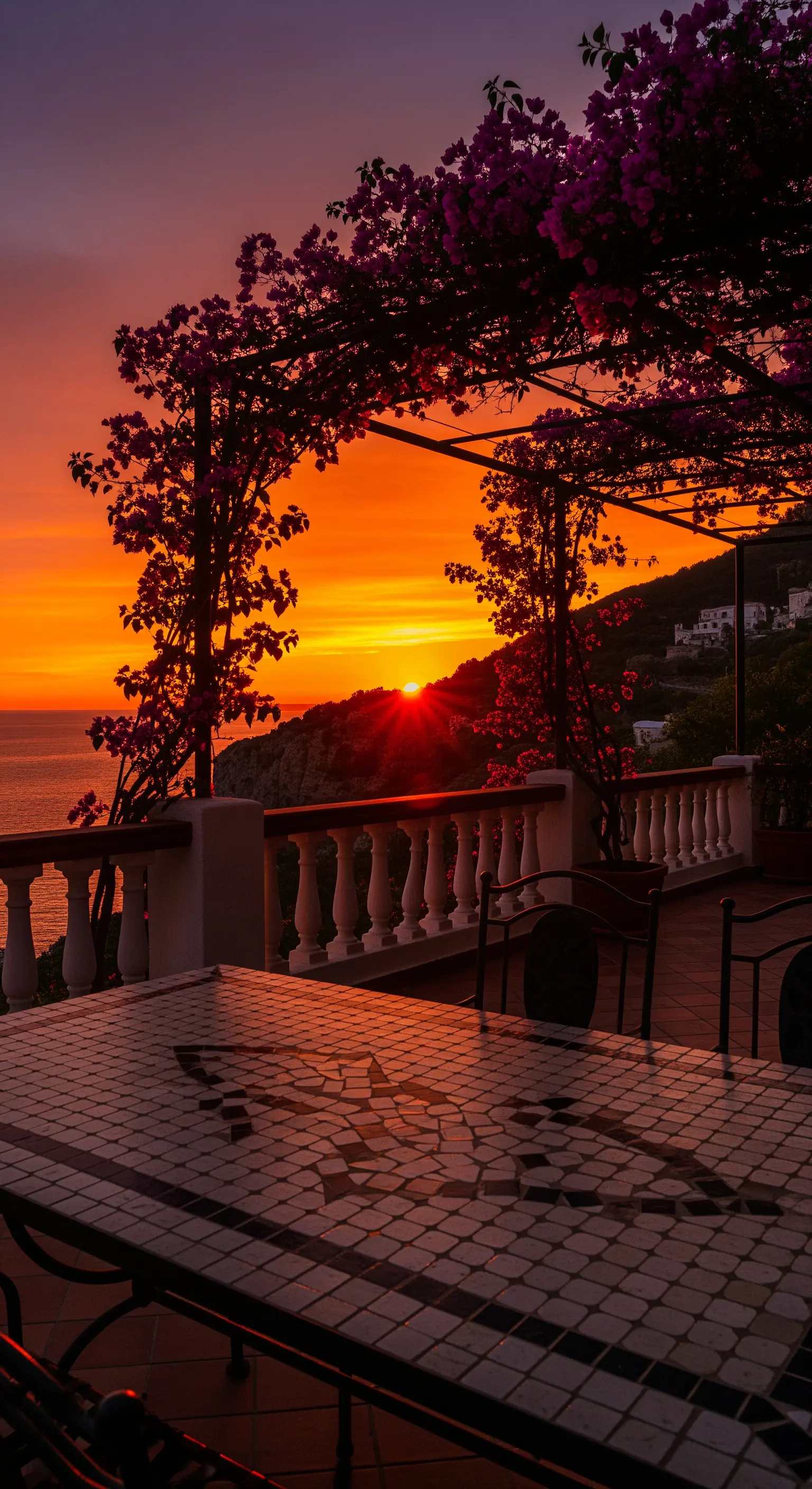 Tavolo in mosaico che riflette i colori intensi di un tramonto sul mare