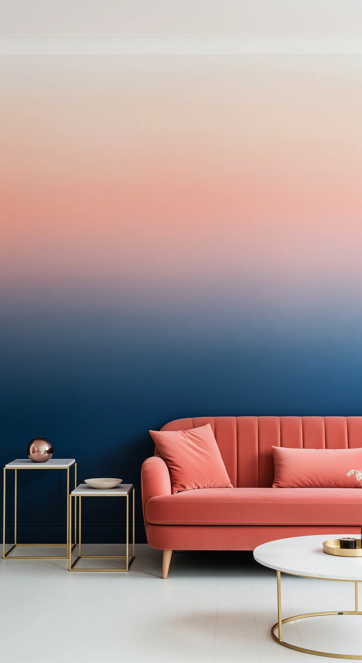 Salotto minimalista con parete sfumata dal blu al corallo e divano in velluto corallo.