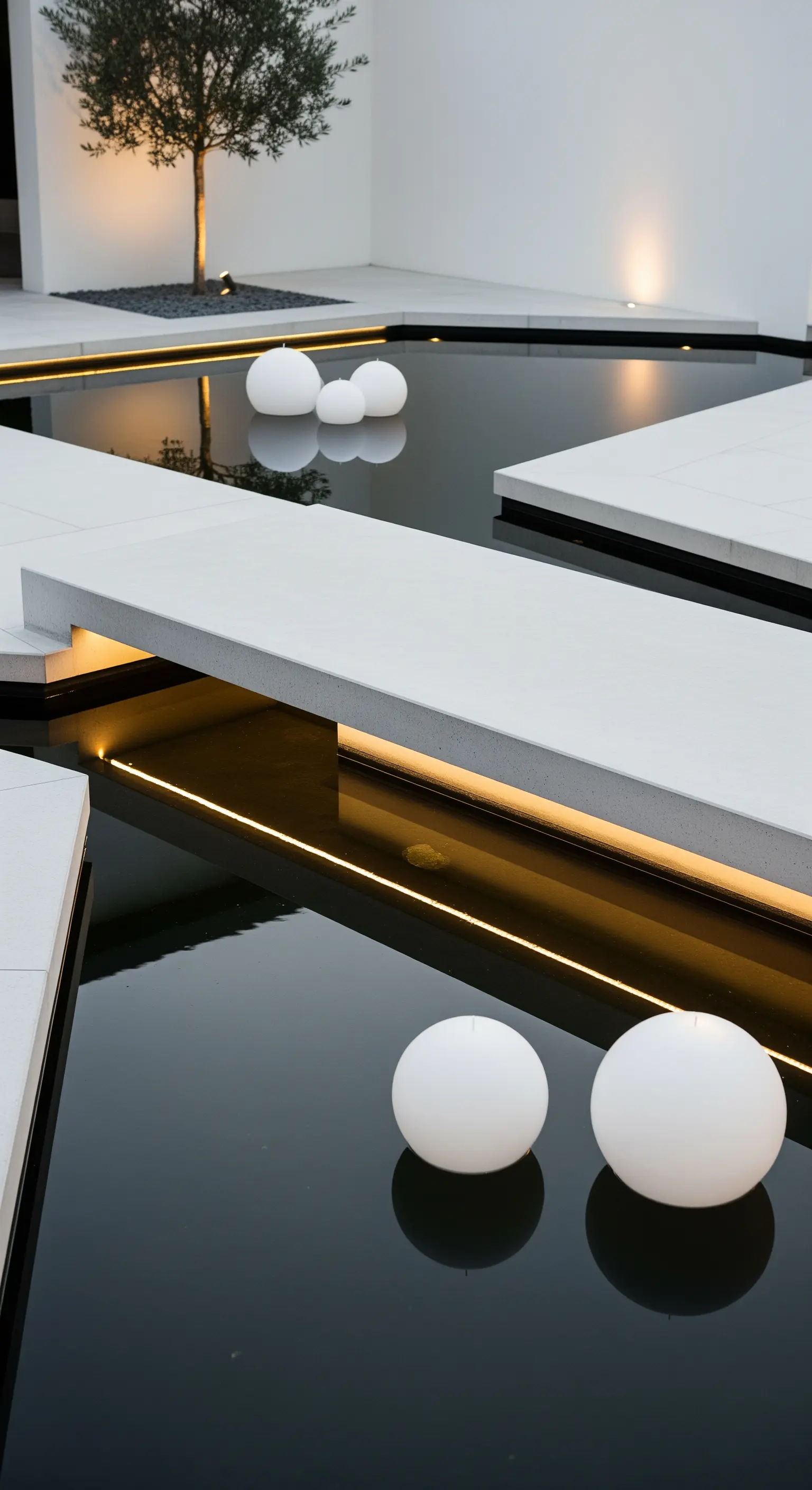 Vasca d'acqua moderna e minimale con pontile bianco, sfere luminose e strisce LED.