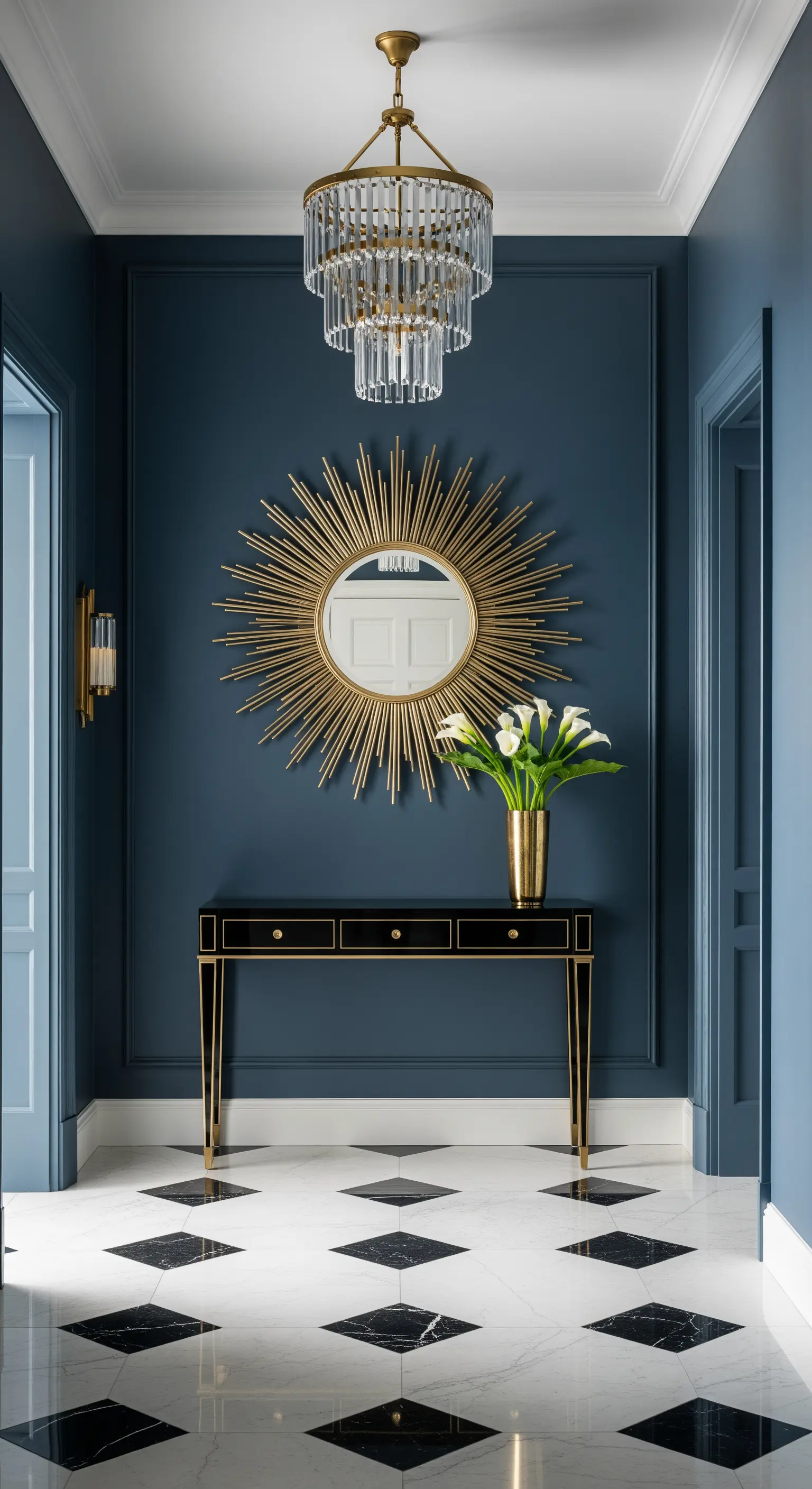 Ingresso blu navy con specchio a raggiera dorato, consolle nera e pavimento a scacchi.