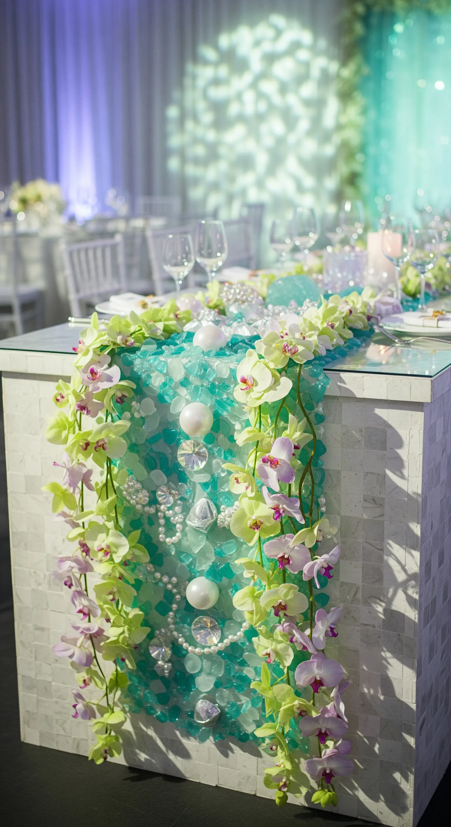 Runner di vetro di mare turchese e perle, decorato con orchidee verdi e lilla.