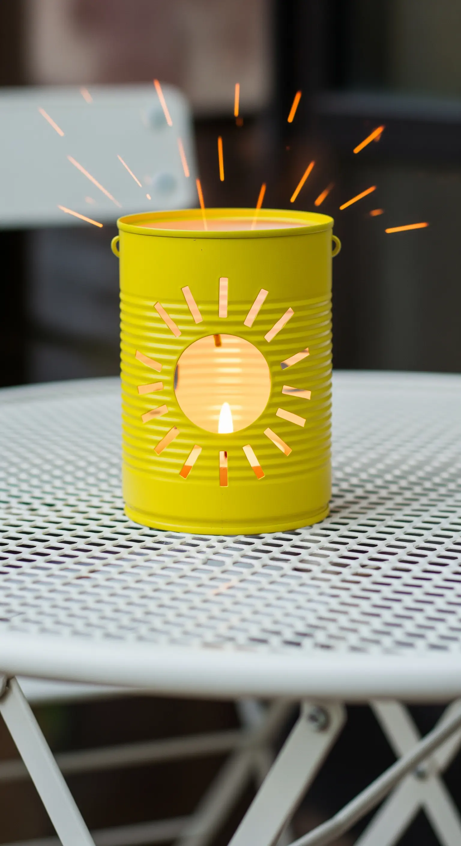 Portacandela giallo acceso con un sole stilizzato traforato al centro.