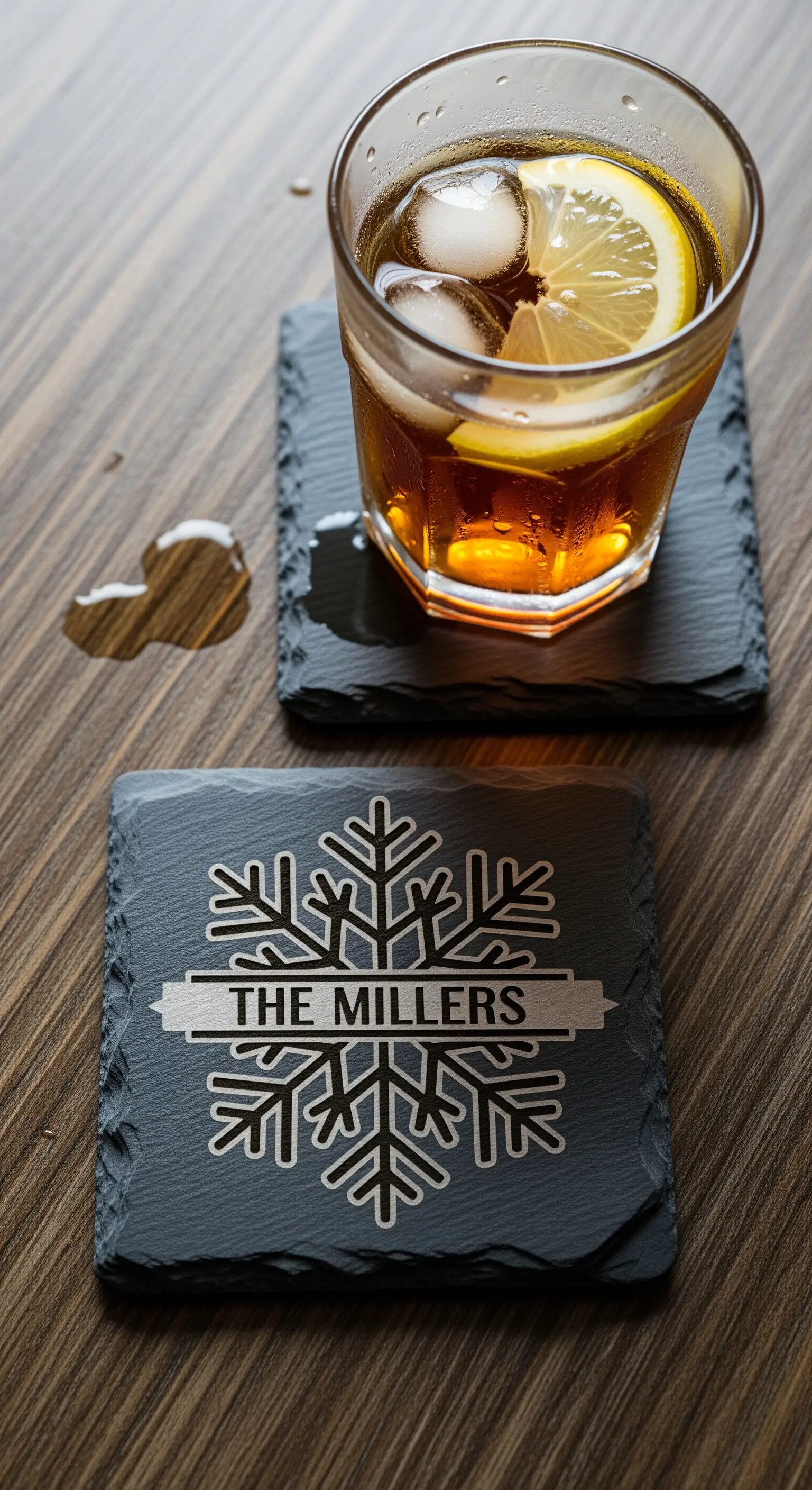 Sottobicchiere in ardesia personalizzato con incisione a tema fiocco di neve e nome di famiglia.