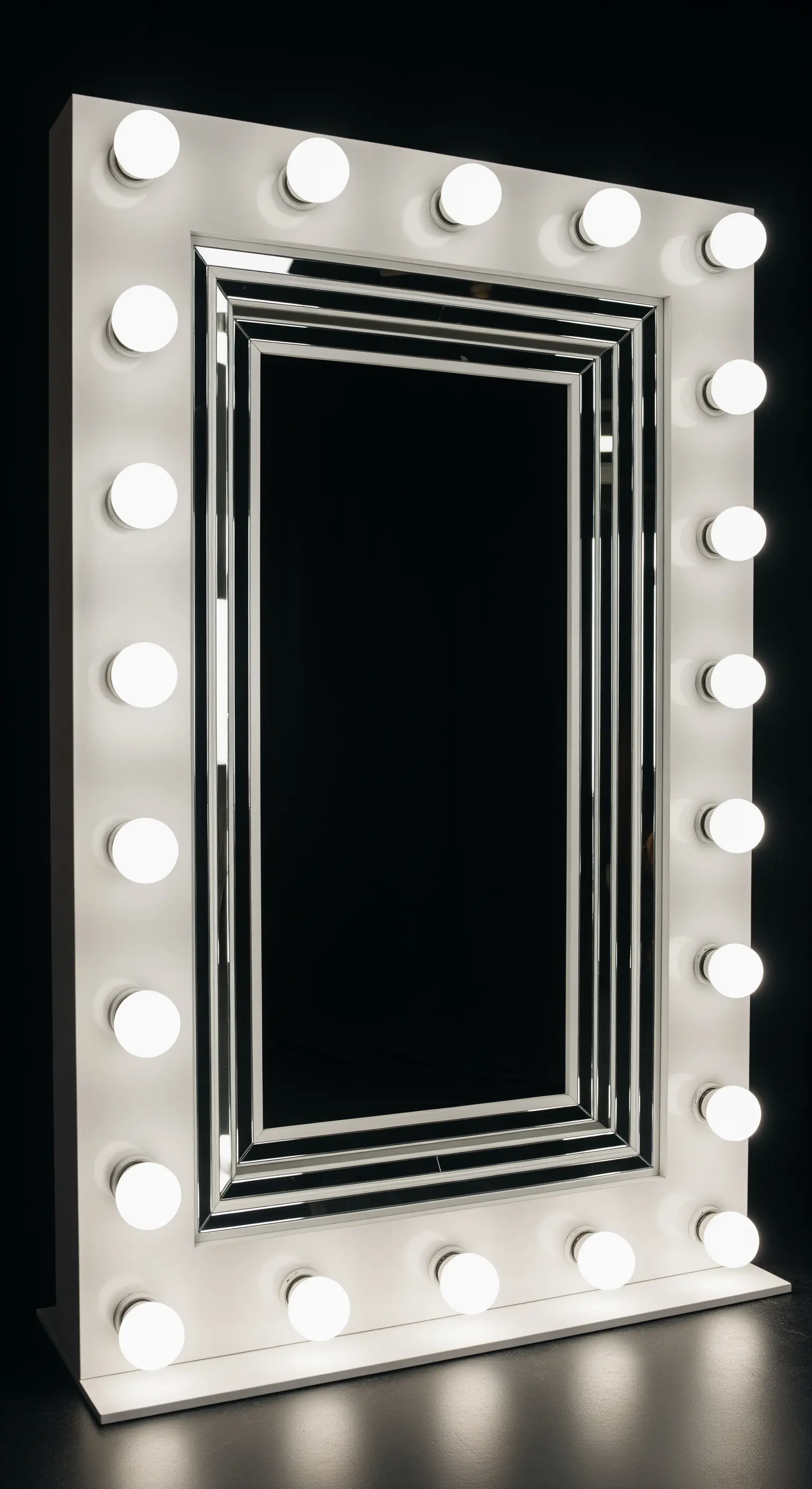 Grande specchio da photobooth bianco con lampadine a bulbo stile Hollywood e cornice interna a specchio.