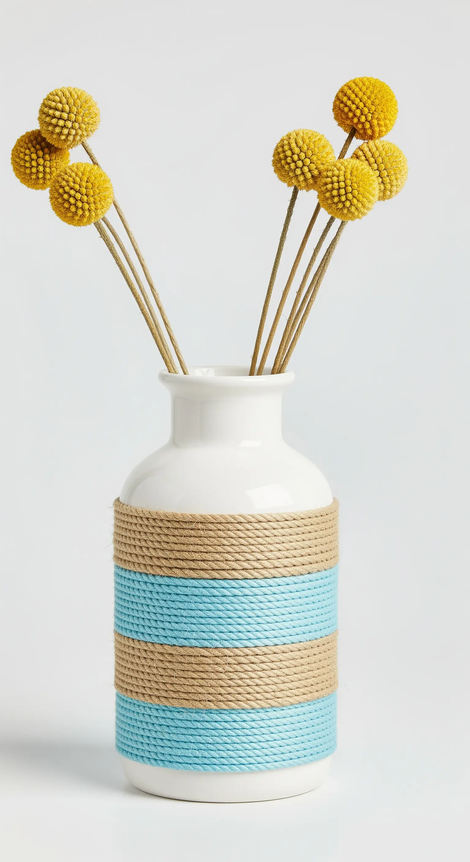 Vaso bianco decorato con fasce orizzontali alternate di corda di iuta e corda celeste.