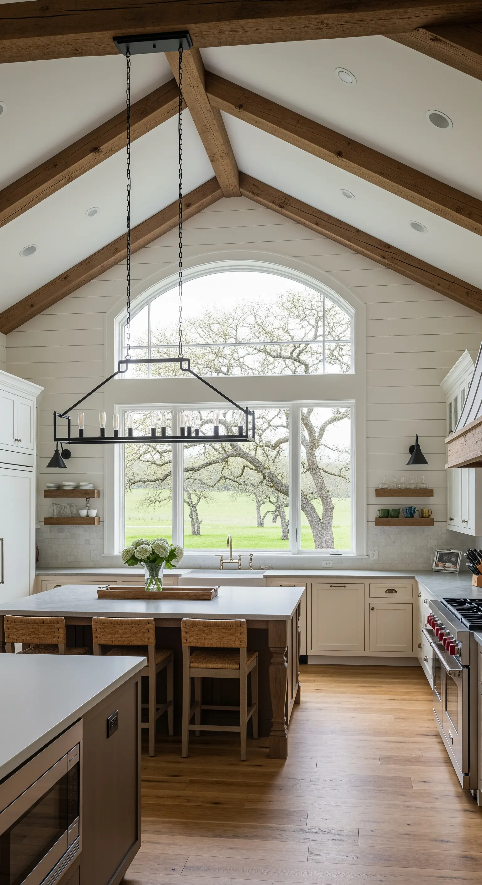 Cucina moderna in stile farmhouse con travi in legno e lampadario nero lineare