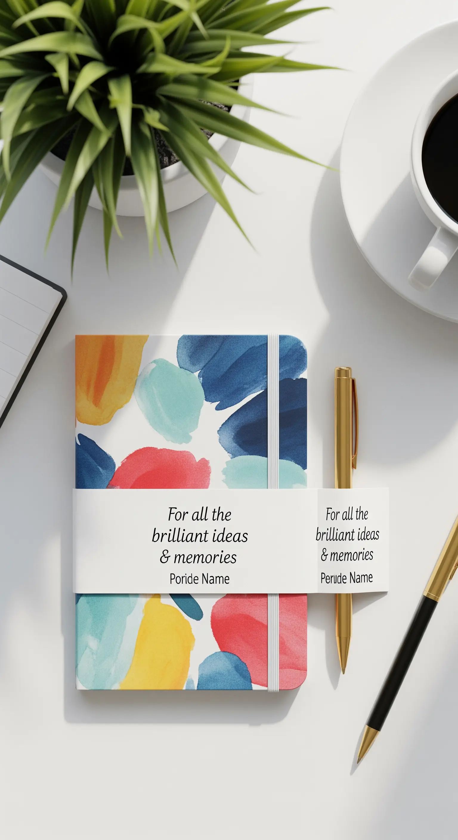 Taccuini con copertina astratta e penne dorate, personalizzati per un addio al nubilato.