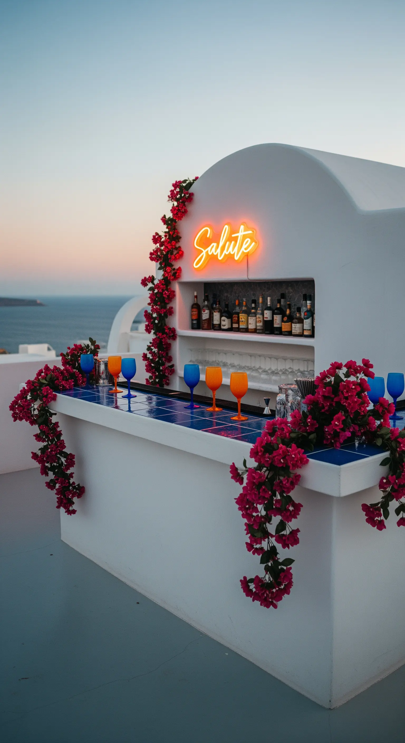 Bar in stile mediterraneo con pareti bianche, bouganville e un'insegna al neon 