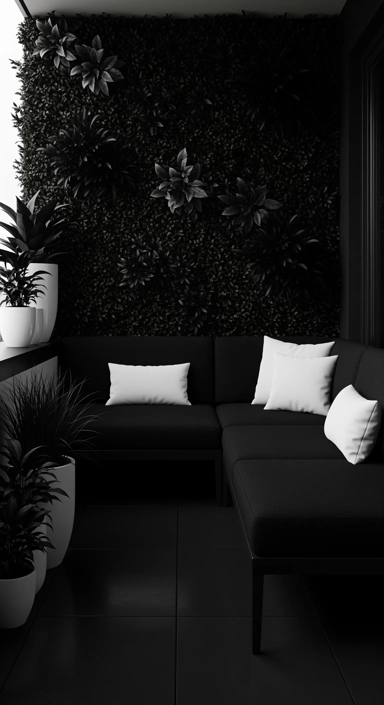 Balcone total black con divano nero, cuscini bianchi a contrasto e una parete di piante scure.