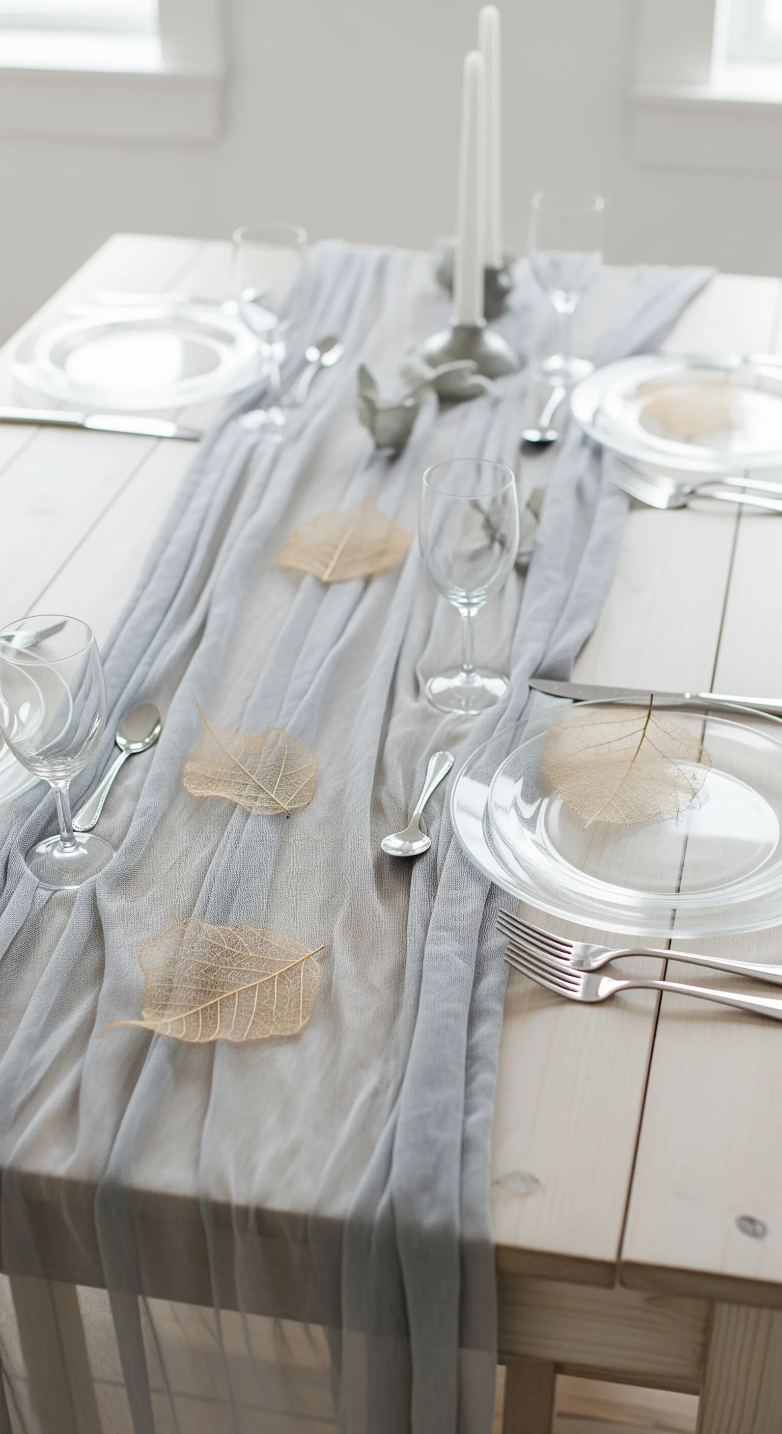 Runner in tulle grigio decorato con foglie scheletro dorate.
