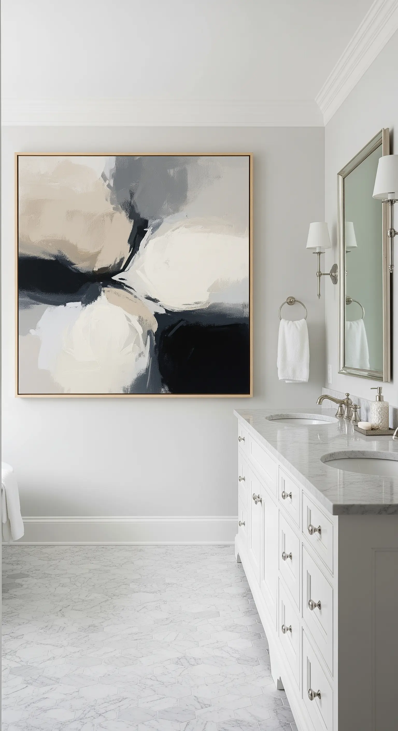 Bagno classico grigio e bianco con un grande quadro astratto in toni neutri.