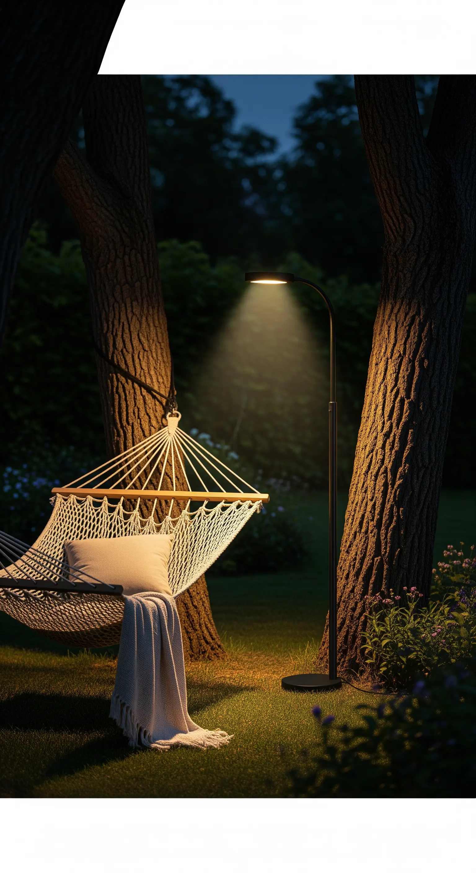 Amaca in giardino illuminata da una moderna lampada da terra a LED nera.
