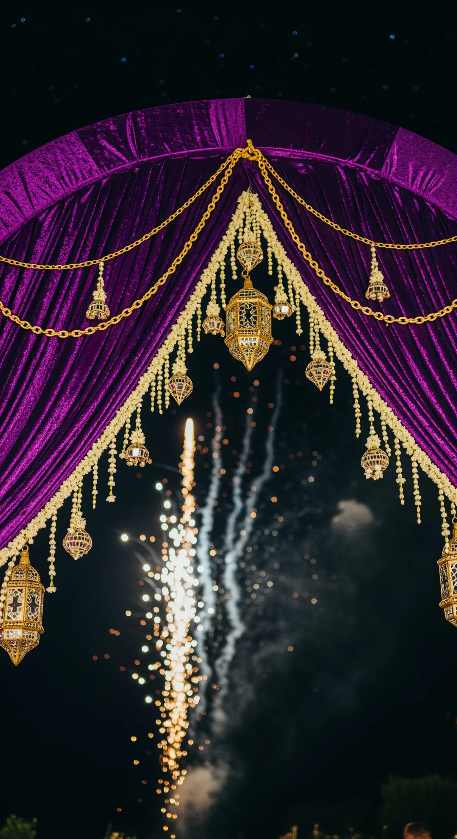 Arco decorativo in velluto viola e oro che incornicia uno spettacolo di fuochi d'artificio