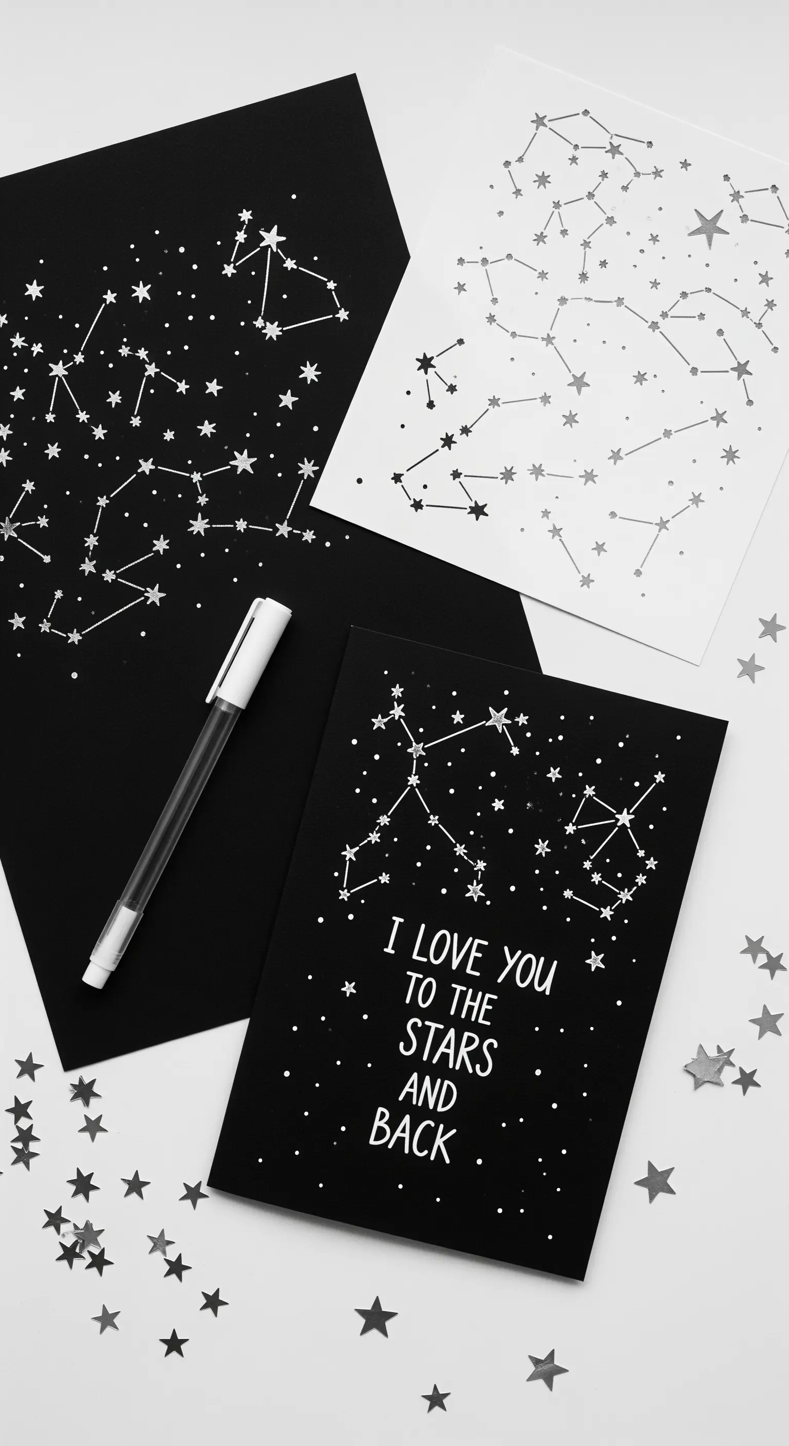 Biglietti in bianco e nero con costellazioni e una frase romantica a tema stelle.