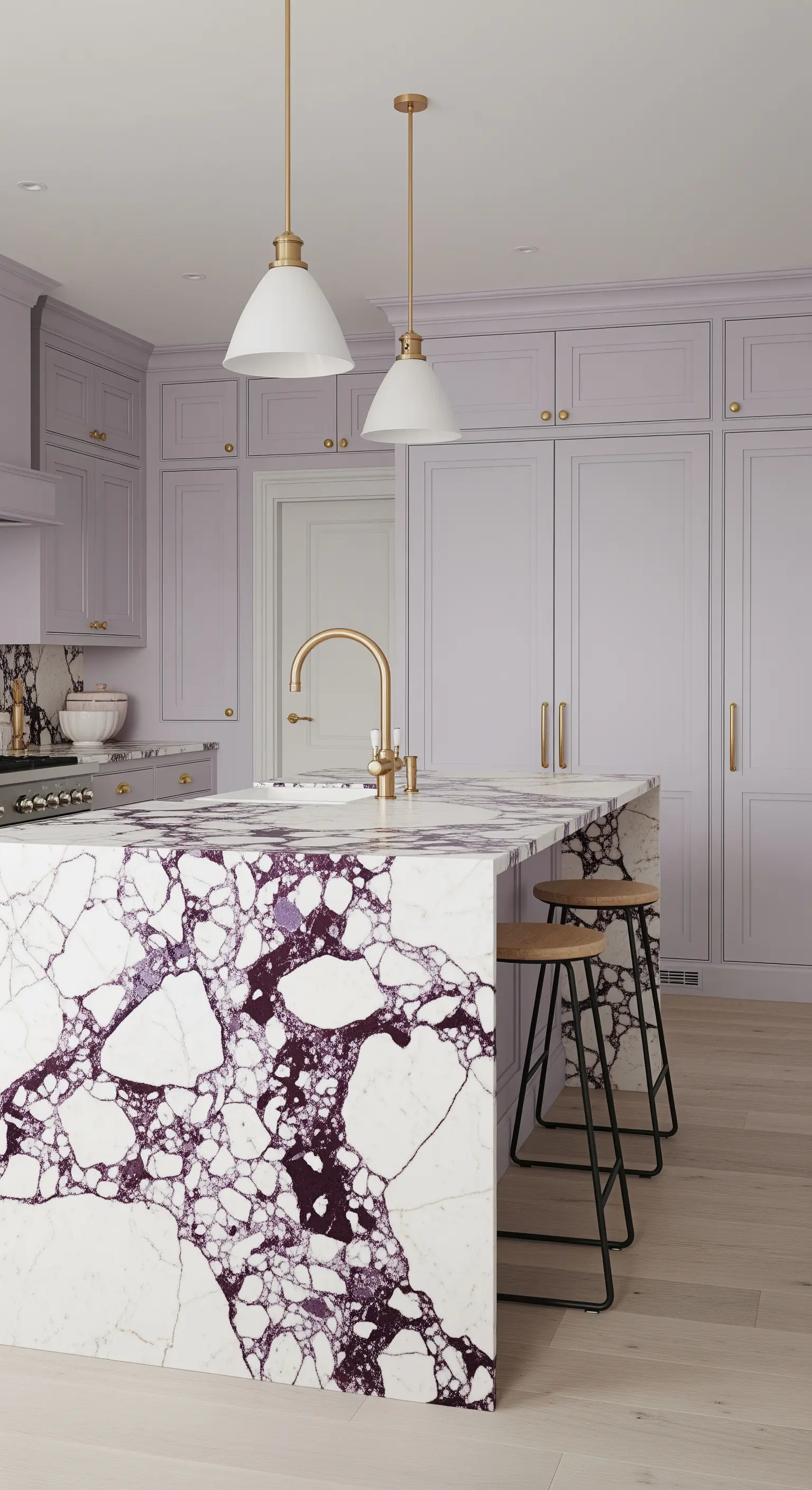 Isola in marmo bianco con venature viola intenso in una cucina con armadi color lavanda.