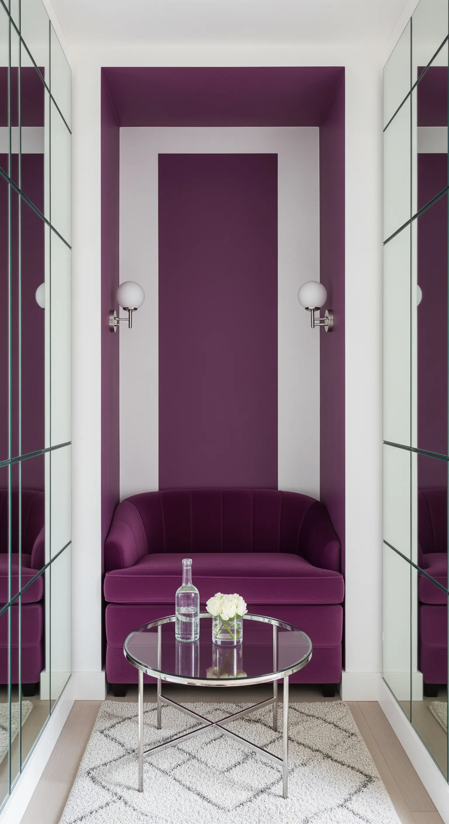 Piccola nicchia dipinta di viola con un divanetto in velluto coordinato.