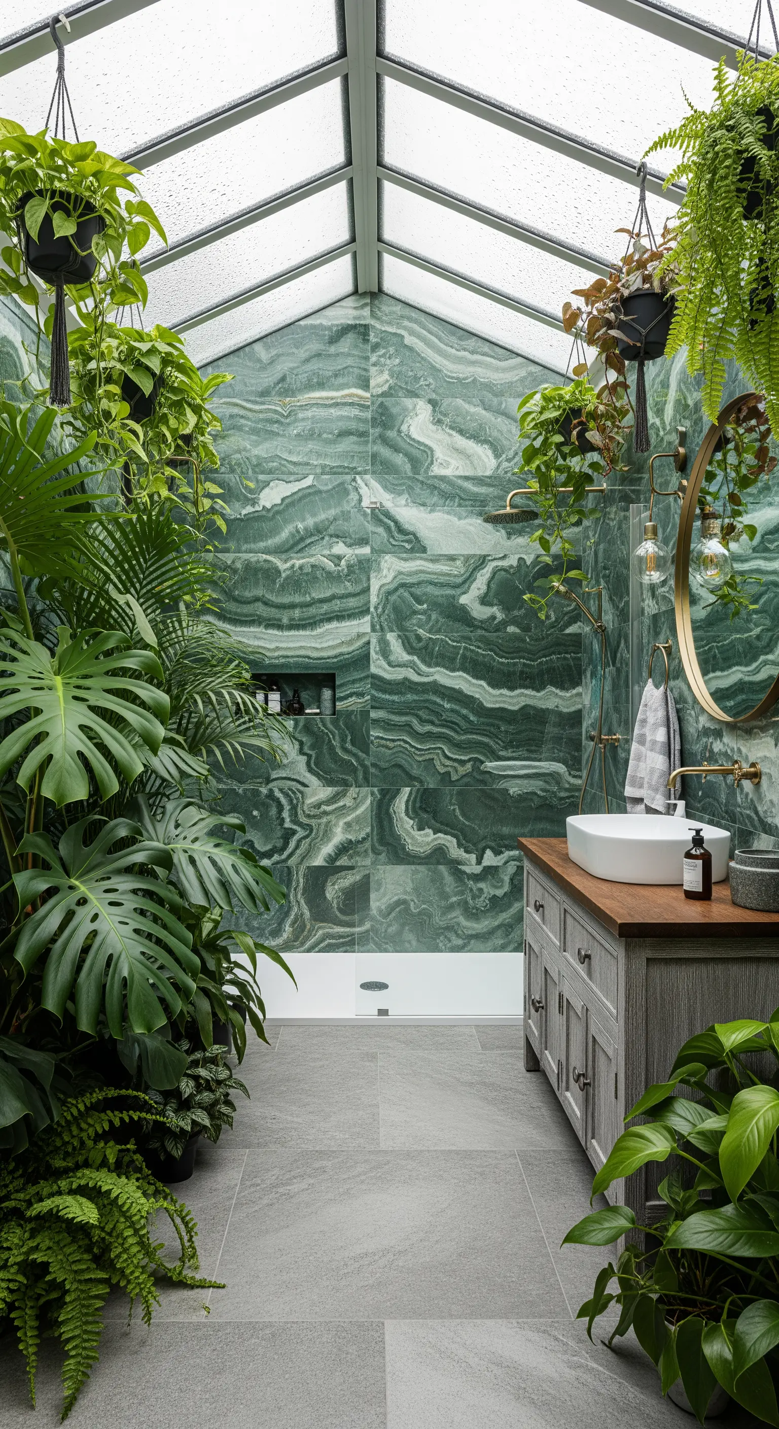 Bagno con soffitto in vetro, pareti effetto onice verde e una moltitudine di piante.