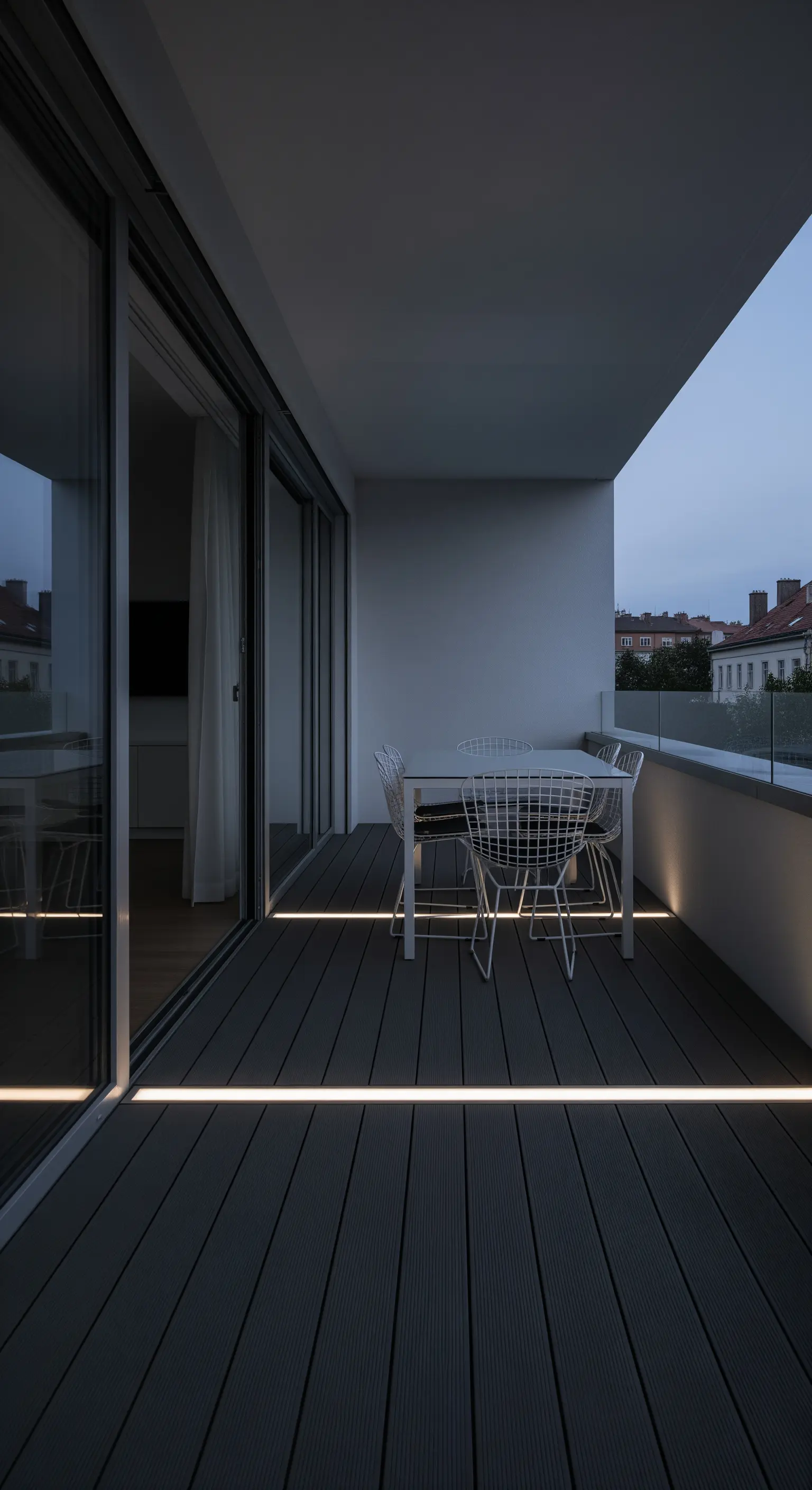 Balcone minimalista con pavimento scuro e una linea di luce LED che definisce lo spazio